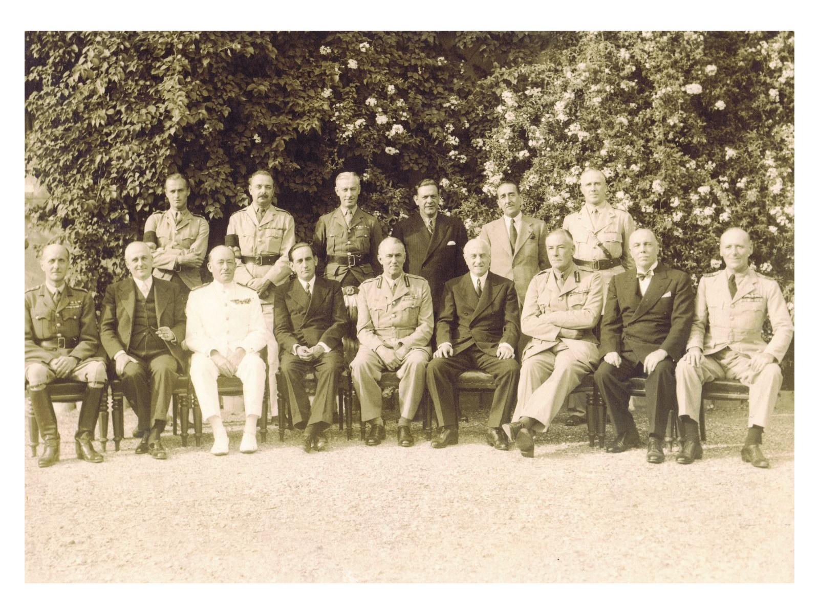 Gobernador General Sir Clive Liddell con el General Muñoz Grandes, Gib, 14 Oct 1940 (Copy).jpg